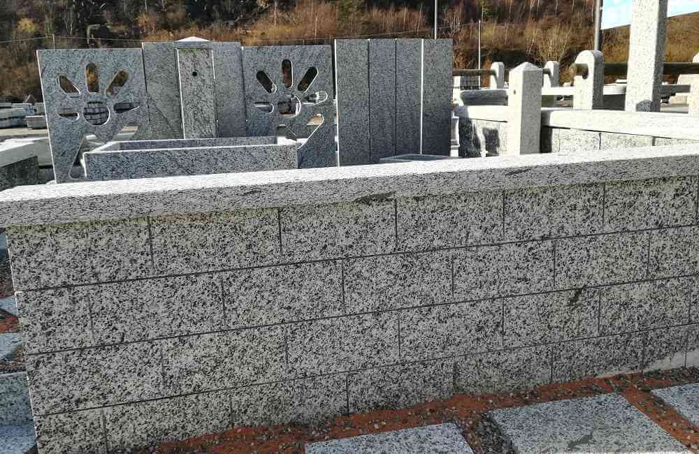 Fußböden, Tische, Brunnen, Zäune und Wände aus Serizzo und Granit